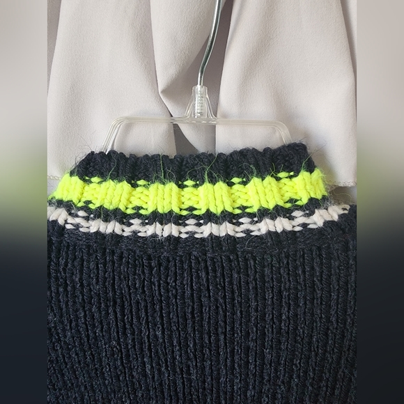 NWOT Women's Zara Black and Green Sweater with Pockets and Buttons Size Small - Picture 5 of 5